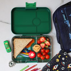 Yumbox Tapas Madkasse - 4 rum - Greenwich Gr�n - Race Cars Bakke